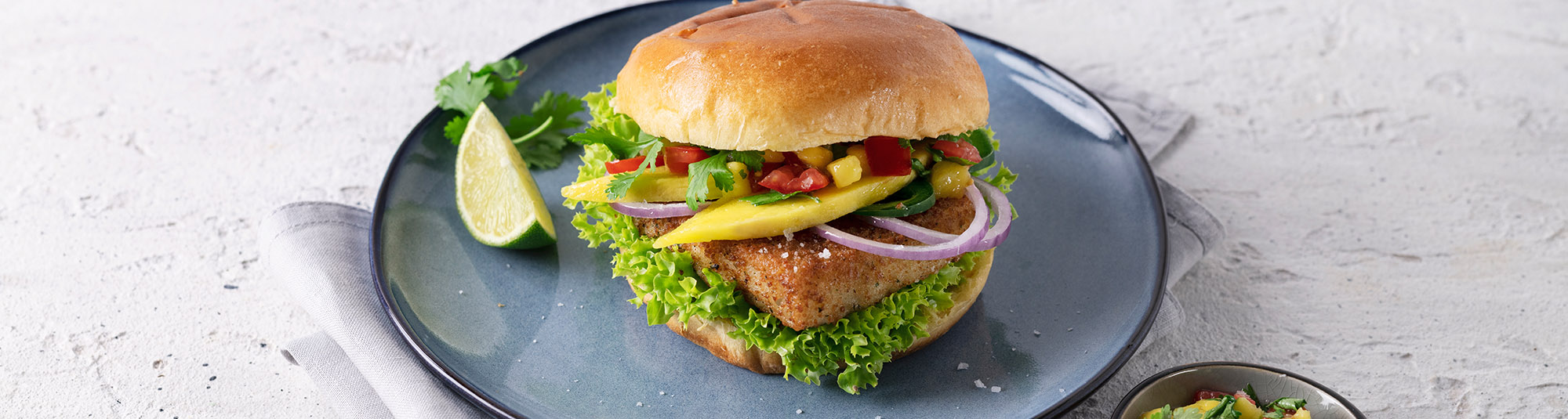 Exotische visburger met mango, koriander en chili salsa