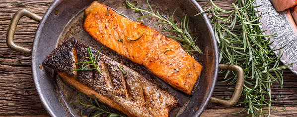 Zalm op huid in de pan