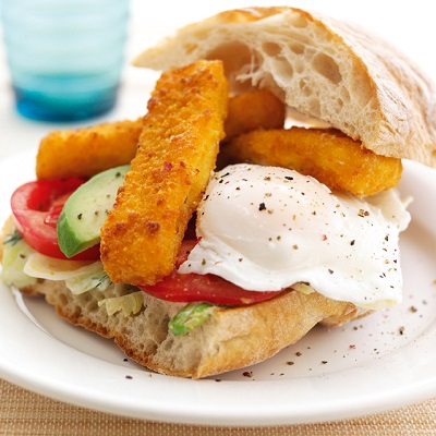 Broodje iglo visstick gepocheerd ei