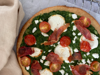 Pizza met geitenkaas en spinazie à la crème