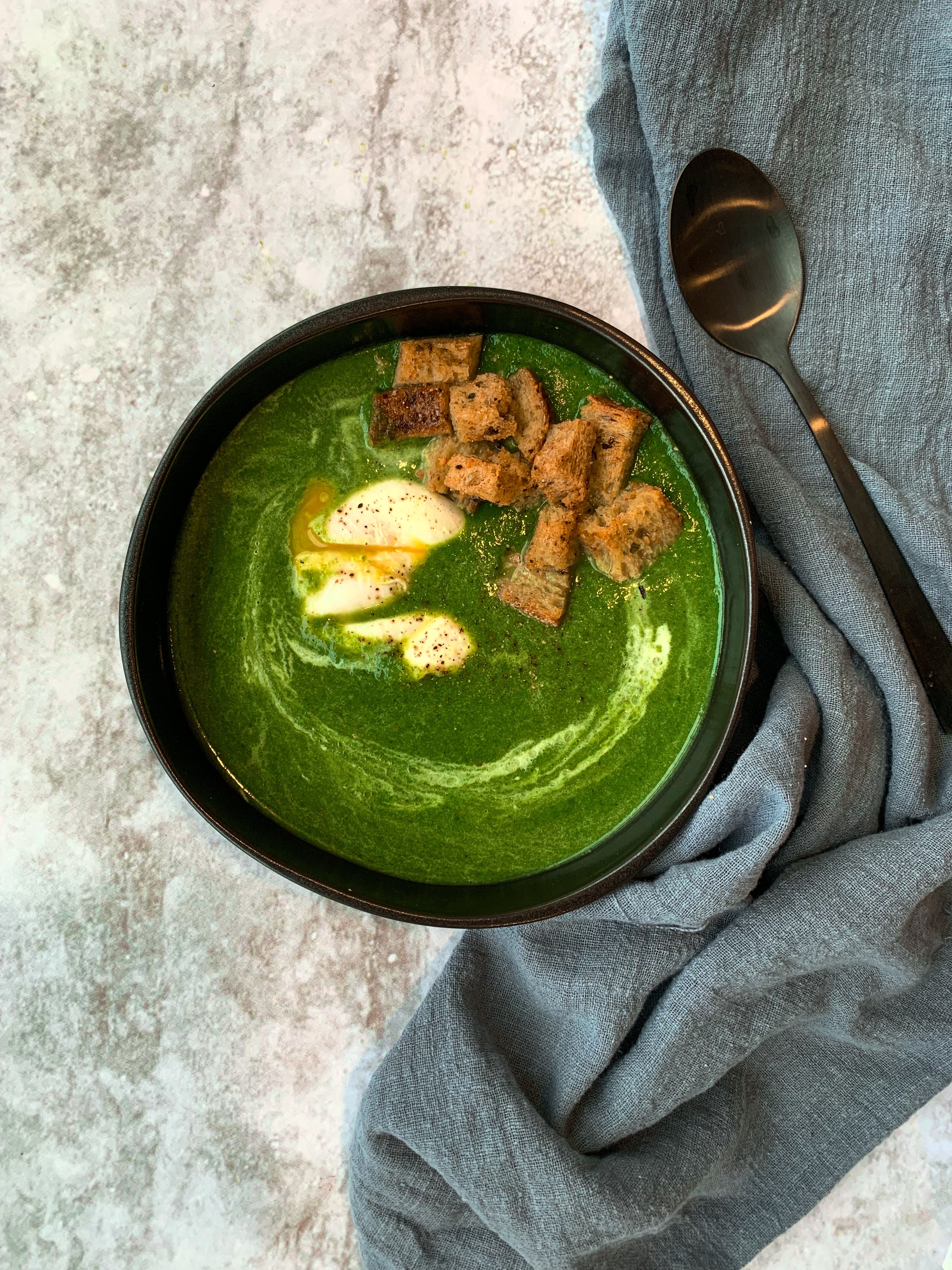 Spinaziesoep met knoflook croutons