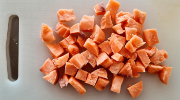 Snijd de zalm is stukjes