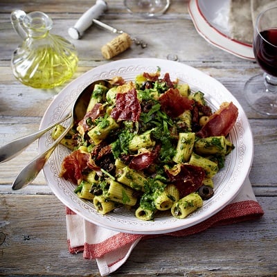 Mediterraanse pastasalade met ham en spinazie