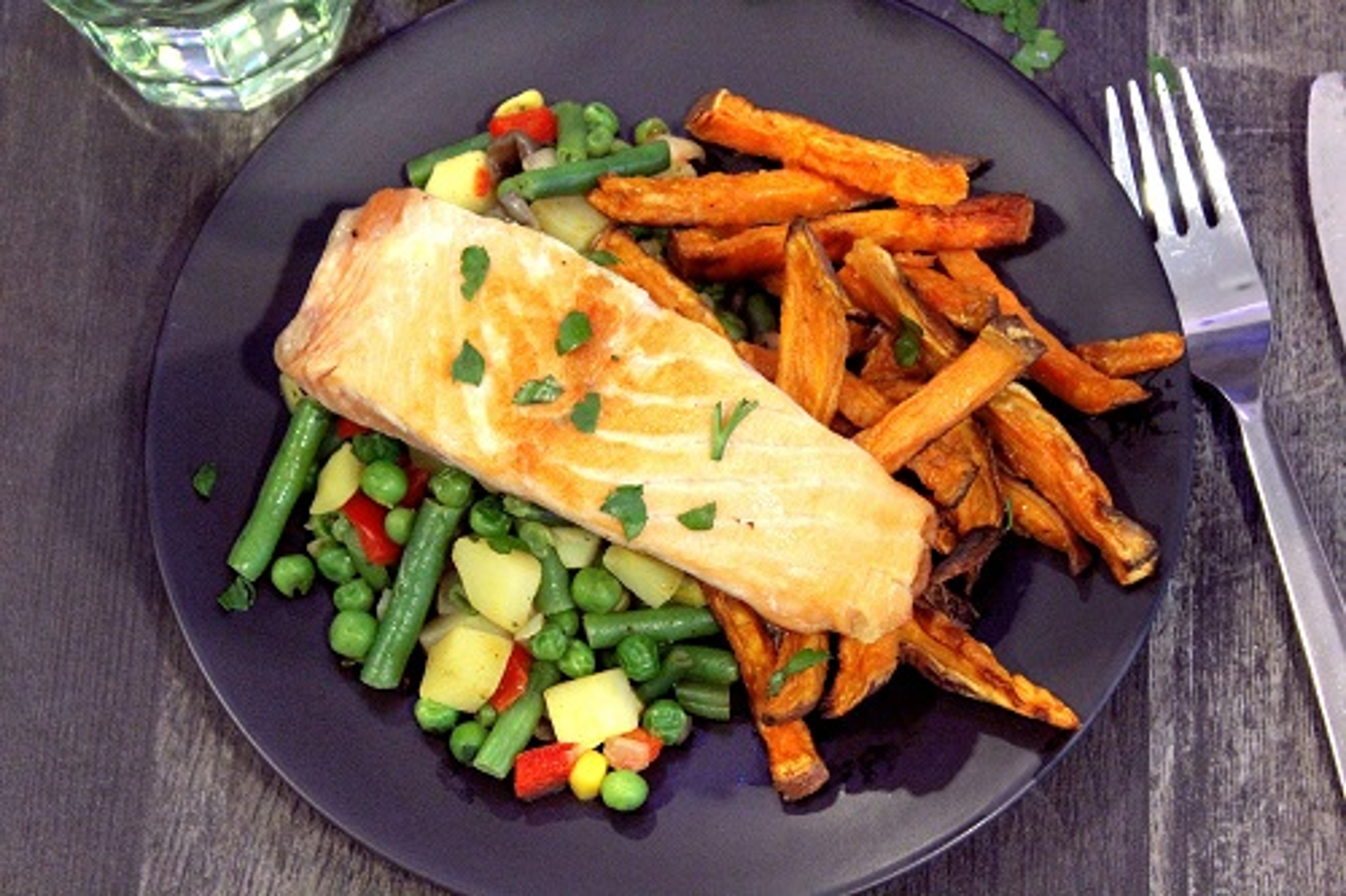hollandse-met-zalm-op-huid-min.jpg