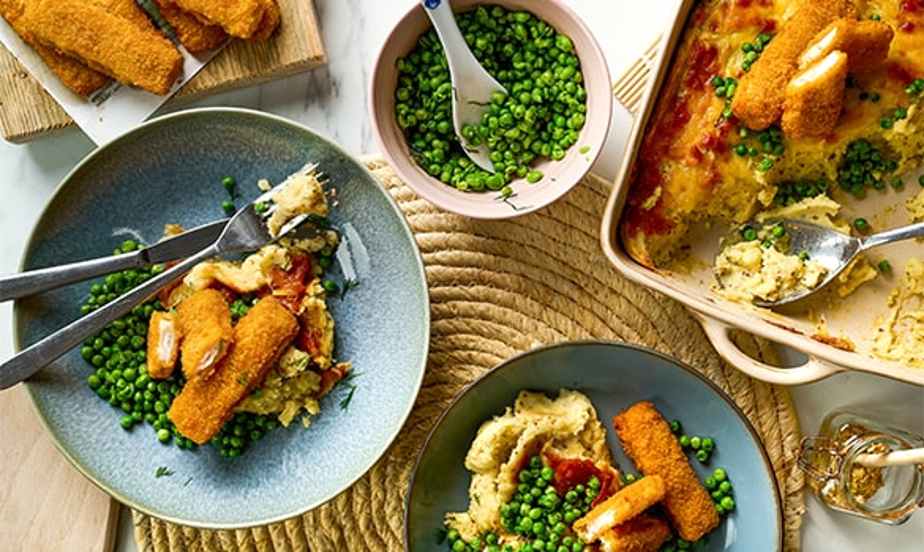 Vissticks met gegratineerde mosterdpuree en doperwten