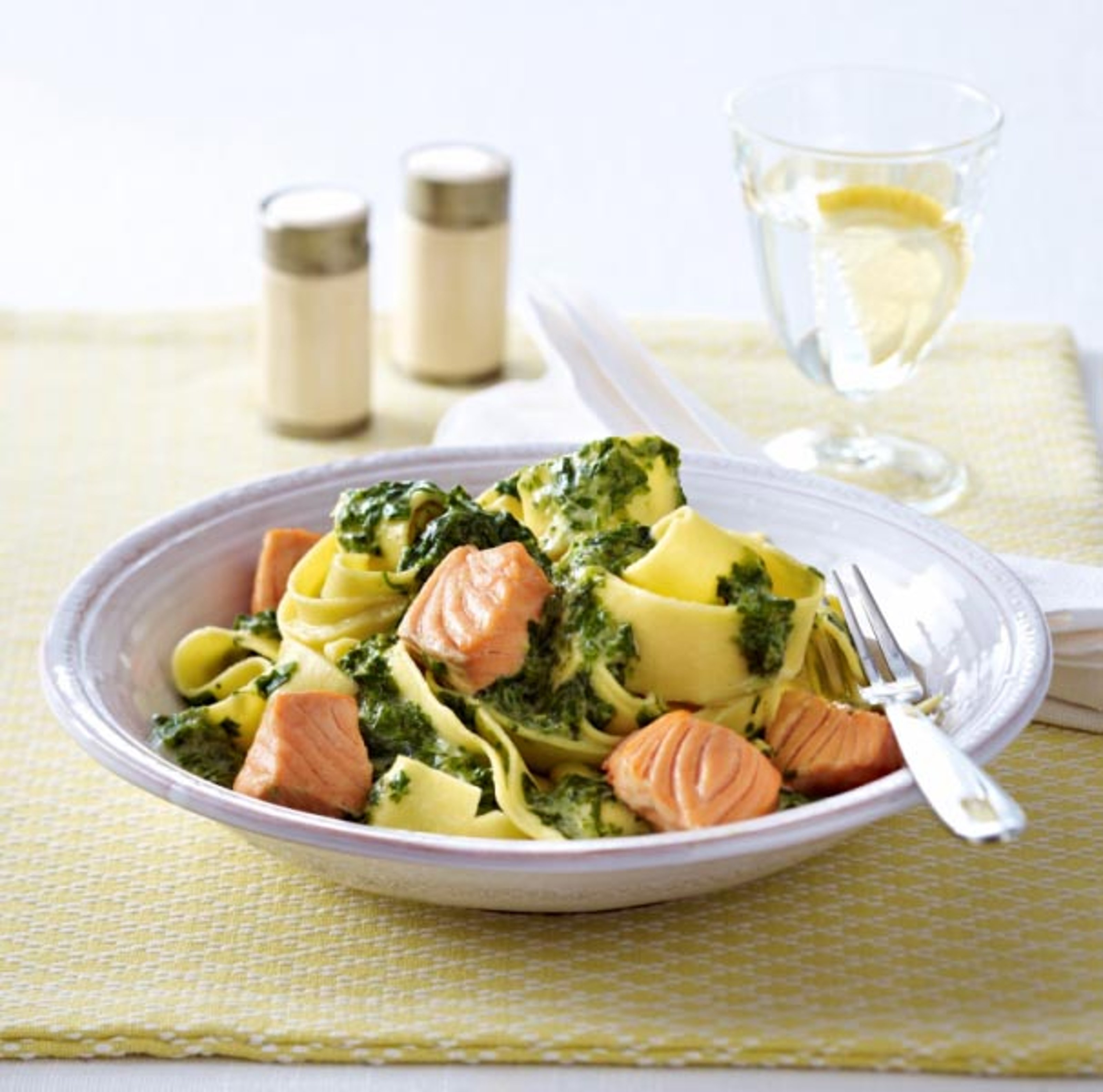 Bandnudeln_mit_Zitronen_Lachs_Sosse_und_jungem_Spinat.jpg