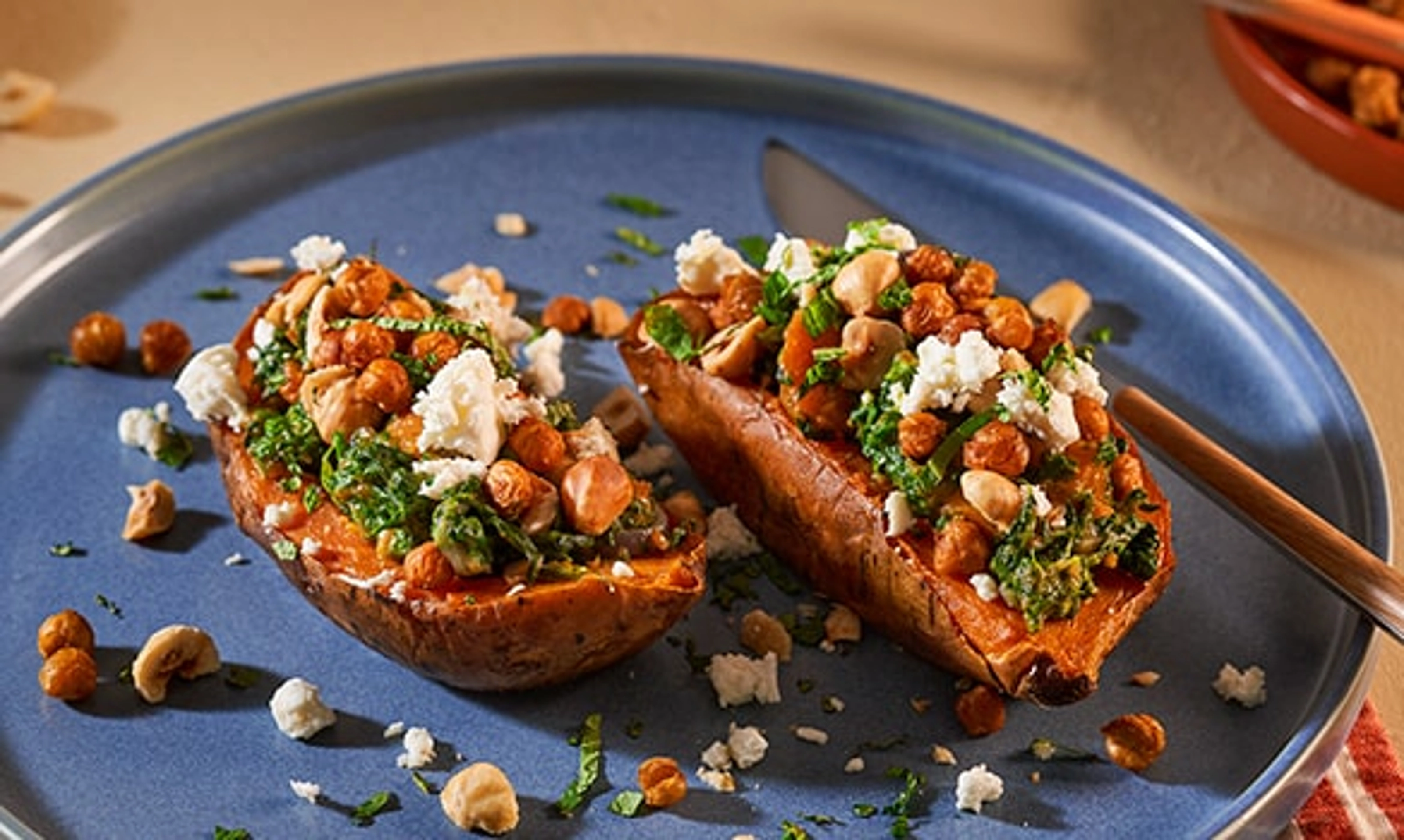 Mediterraans gevulde zoete aardappel