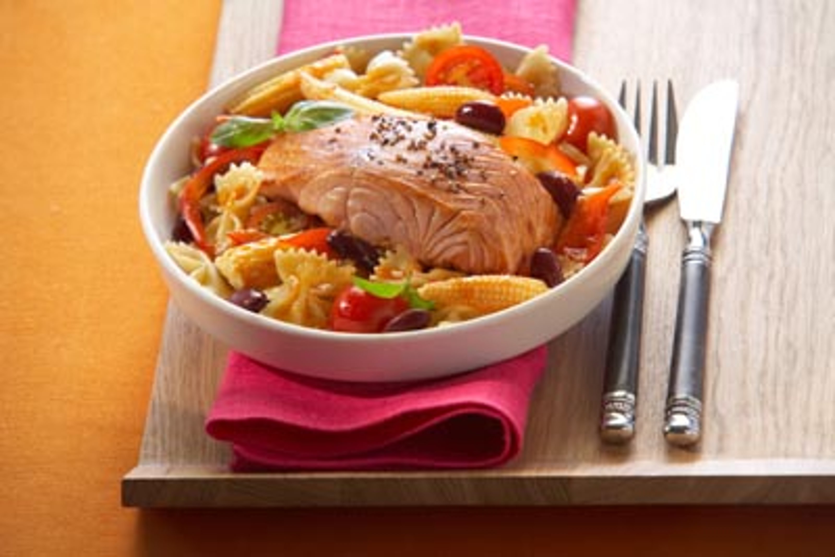 Wildlachs_vom_Grill_mit_mexikanischem_Nudelsalat.jpg